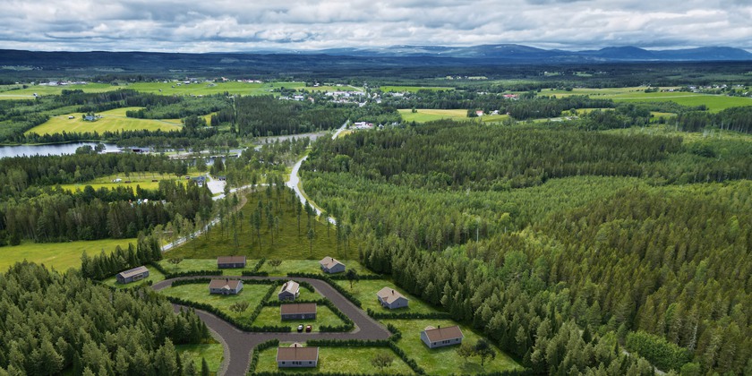 Utsikt över bostadsområde i Myre med fjäll i bakgrund